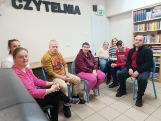 Podopieczni WTZ w bibliotece - zdjęcie 1