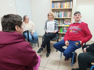 Podopieczni WTZ w bibliotece - zdjęcie 2