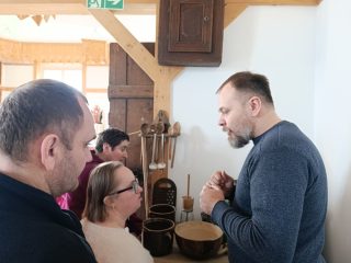 Podopieczni WTZ w bibliotece - zdjęcie 4